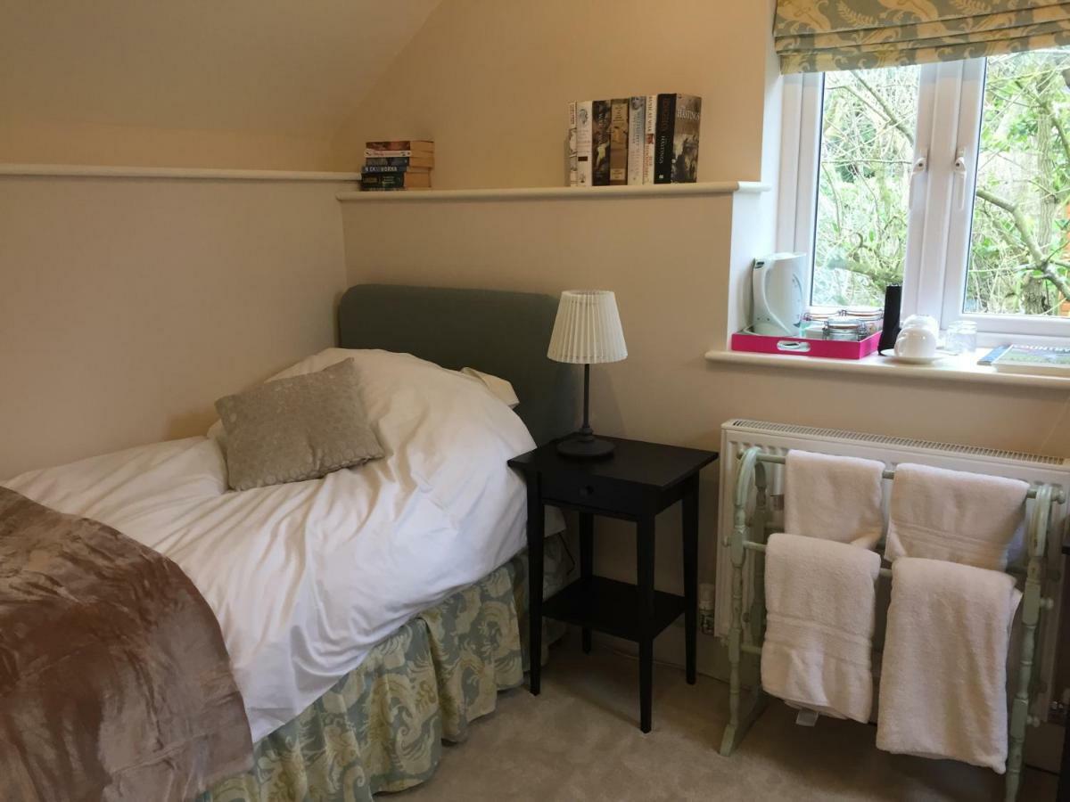 The Old Bakery Barn Bed & Breakfast Pattishall Екстериор снимка